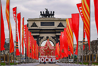 Более 4 тысяч декоративных элементов установили в Москве ко Дню Победы