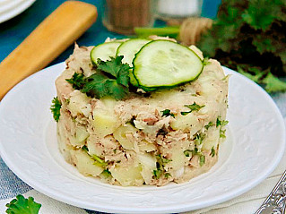 Рыбный салат из консервов с картошкой