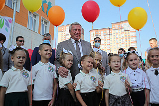 Губернатор поздравил учеников и учителей новой школы