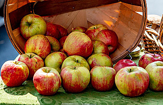 Яблоки покрывают съедобным воском