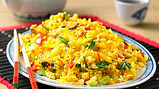 Рис с овощами и яйцами (на сковороде)