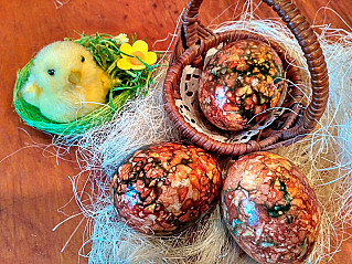 «Мраморные» яйца с шелухой и зеленкой