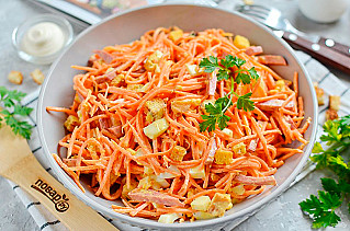 Салат с копченой колбасой, морковью и сухариками