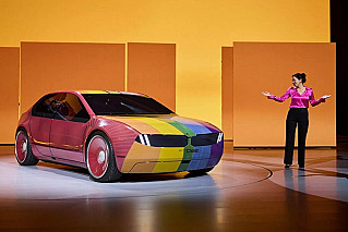 Автомобили в скором будущем смогут менять цвет кузова и выражение «лица»