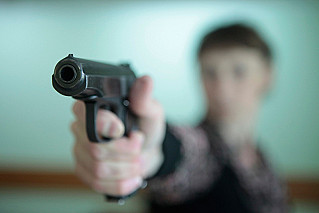 В Батайске неизвестный 12 раз выстрелил в участника СВО