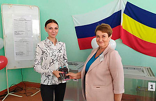 В Обливском и Советском районах на участки активно приходят молодые избиратели