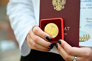 Кто получит «золото» и «серебро»: Минпросвещения утвердило порядок выдачи школьных медалей
