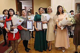 Почетные дипломы губернатора «За заслуги в воспитании детей» вручены 50 многодетным матерям