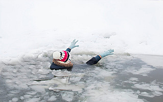 Двое детей провалились под лед