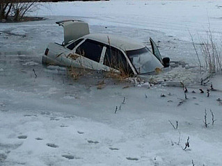 В  Усть-Донецком районе машина ушла под лед