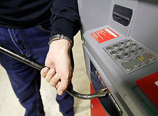 Двое грабителей в балаклавах пытались взломать банкомат