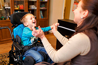  Семьям с детьми-инвалидами предоставят бесплатного помощника   