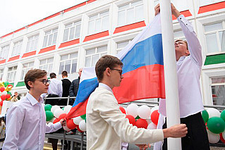 Все учреждения образования обяжут вывешивать флаг РФ