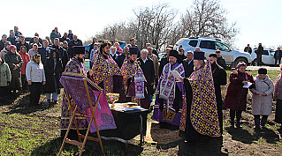 В Обливском районе молебен об урожае провел епископ Шахтинский и Миллеровский Симон